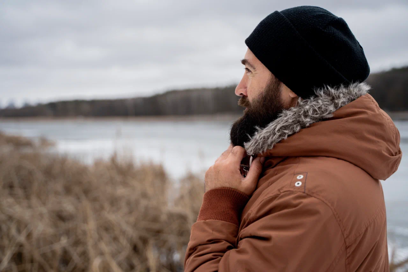 Мужчина в пуховике